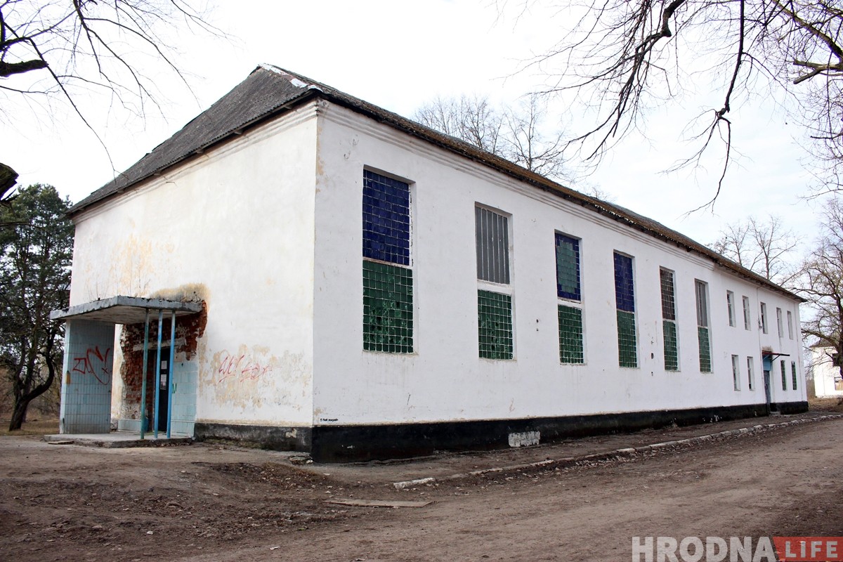 «Усё робім самі». Былая спартзала ваеннага гарадка стала месцам малітваў