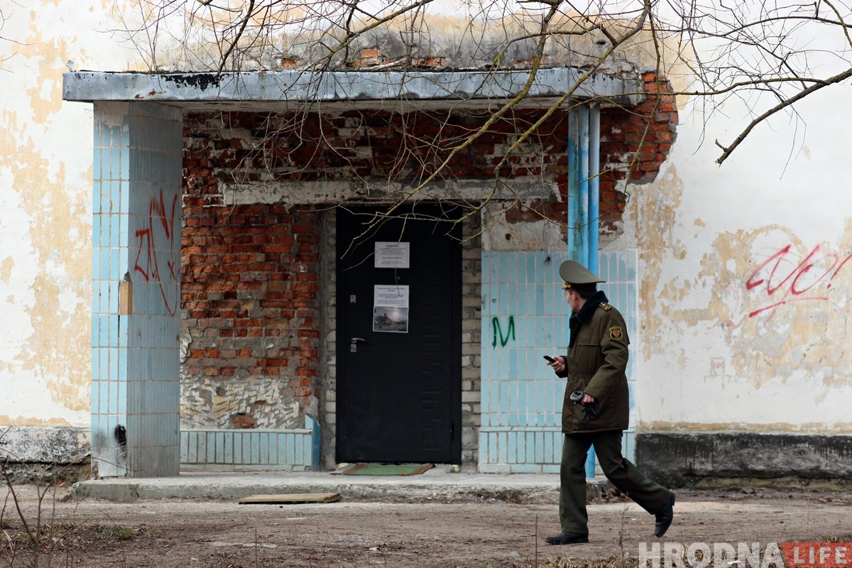 «Усё робім самі». Былая спартзала ваеннага гарадка стала месцам малітваў