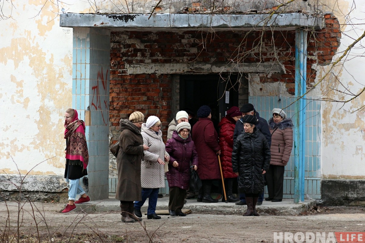 «Усё робім самі». Былая спартзала ваеннага гарадка стала месцам малітваў