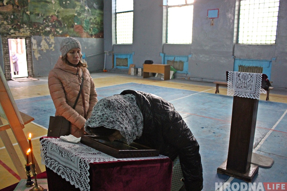 «Усё робім самі». Былая спартзала ваеннага гарадка стала месцам малітваў