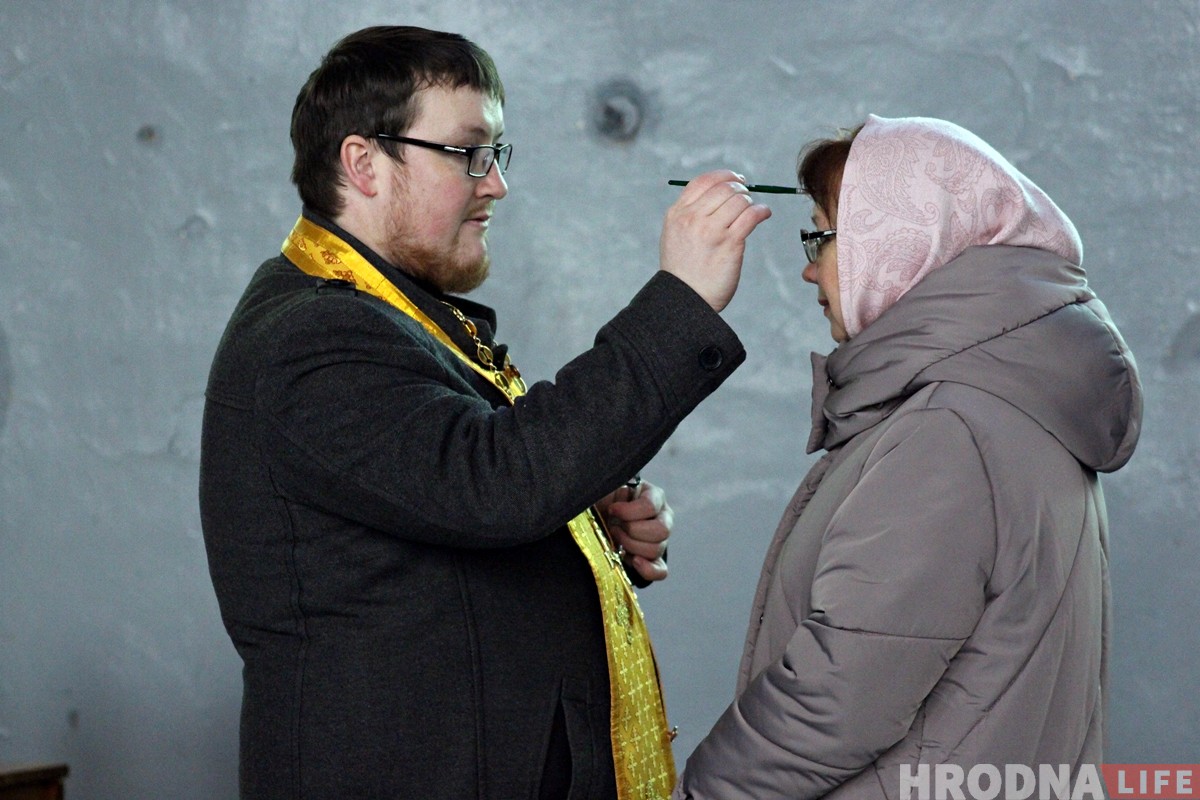 «Усё робім самі». Былая спартзала ваеннага гарадка стала месцам малітваў