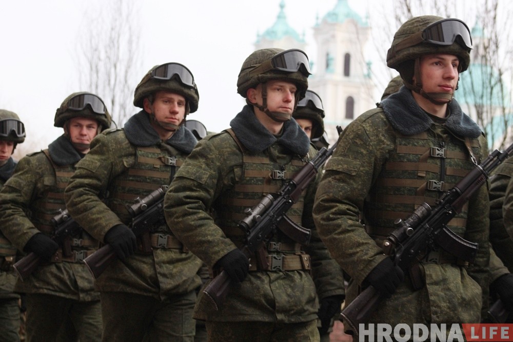 Вайскоўцы Гродзенскага гарнізона ўсклалі вянкі да танка ў цэнтры Гродна Вайскоўцы Гродзенскага гарнізона ўсклалі вянкі да танка ў цэнтры Гродна