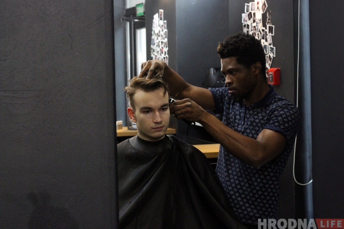 Прыехаў у Гродна, каб стаць барберам. Гісторыя Філіпа з Нігерыі Прыехаў у Гродна, каб стаць барберам. Гісторыя Філіпа з Нігерыі