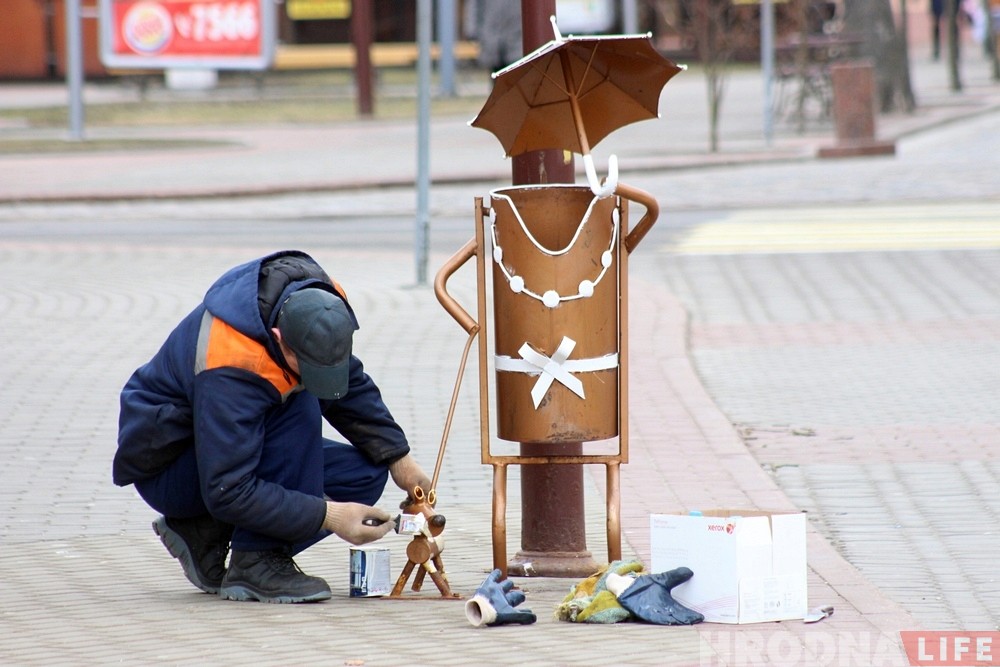 Подкрашивают дам и джентльменов: ржавые мусорные урны в центре Гродно приводят в порядок