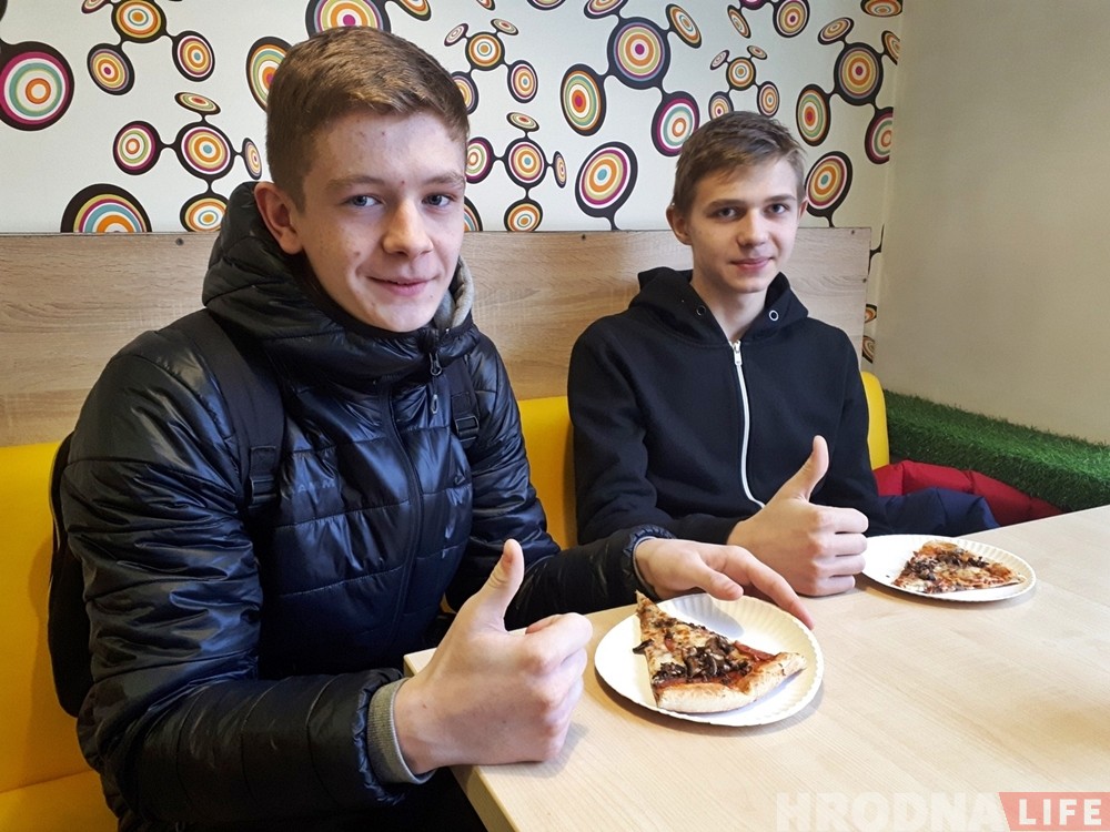 Частуюць усіх бясплатна! У Гродне праходзіць дзень кавалачка піцы