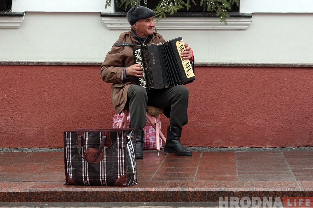 "Лёс прымусіў граць на вуліцы". Баяніст Лёня прыязджае ў Гродна са Слоніма