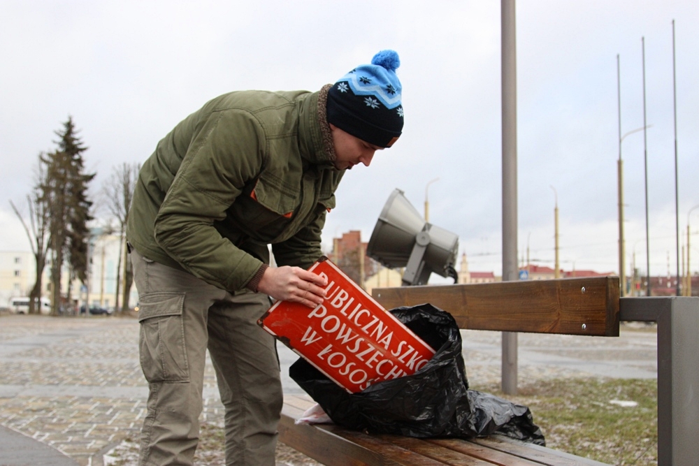 "Рисковал, но сохранил". Гродненец показал табличку, которую спрятал его прадед в 1939 году