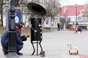 У Гродне працягваюць мяняць савецкія люкі на сучасныя з гербам горада