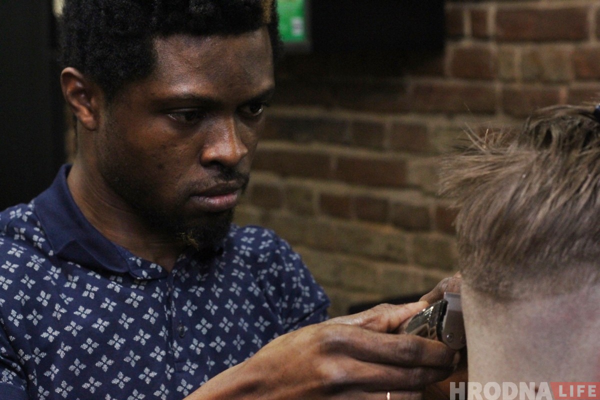 Прыехаў у Гродна, каб стаць барберам. Гісторыя Філіпа з Нігерыі Прыехаў у Гродна, каб стаць барберам. Гісторыя Філіпа з Нігерыі