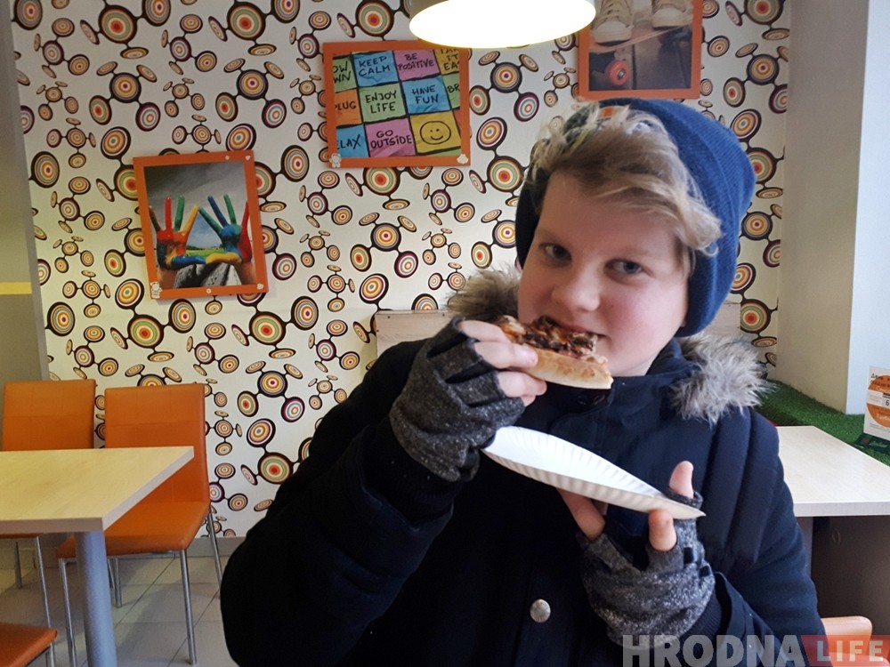 Частуюць усіх бясплатна! У Гродне праходзіць дзень кавалачка піцы