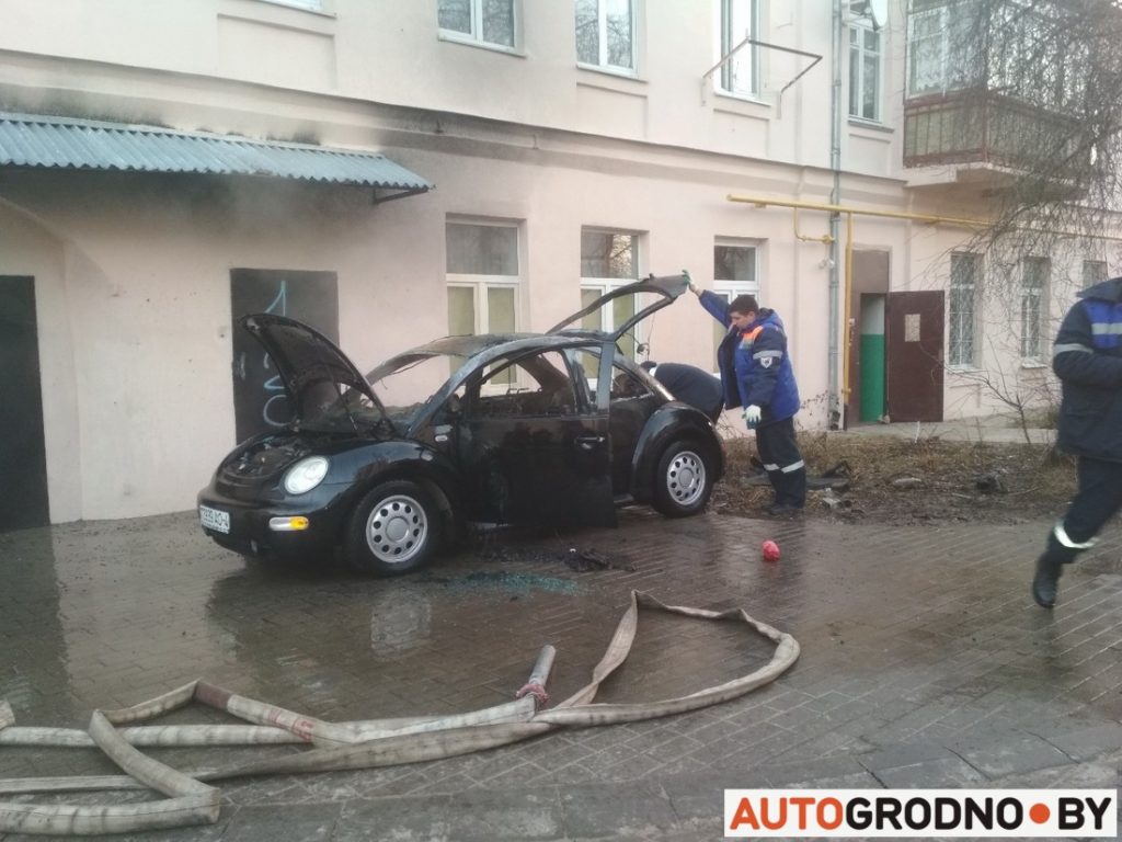 Раніцай на Кірава гарэў аўтамабіль