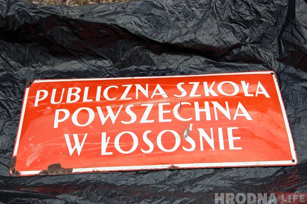 "Рисковал, но сохранил". Гродненец показал табличку, которую спрятал его прадед в 1939 году