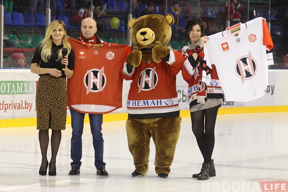 "Прыемна, што клуб не забывае". Хакейны "Нёман" на матчы павіншаваў заўзятараў-маладых