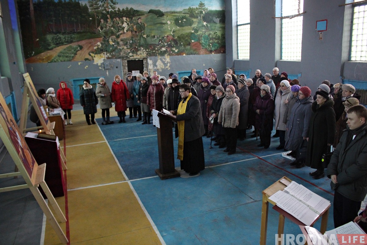 «Усё робім самі». Былая спартзала ваеннага гарадка стала месцам малітваў