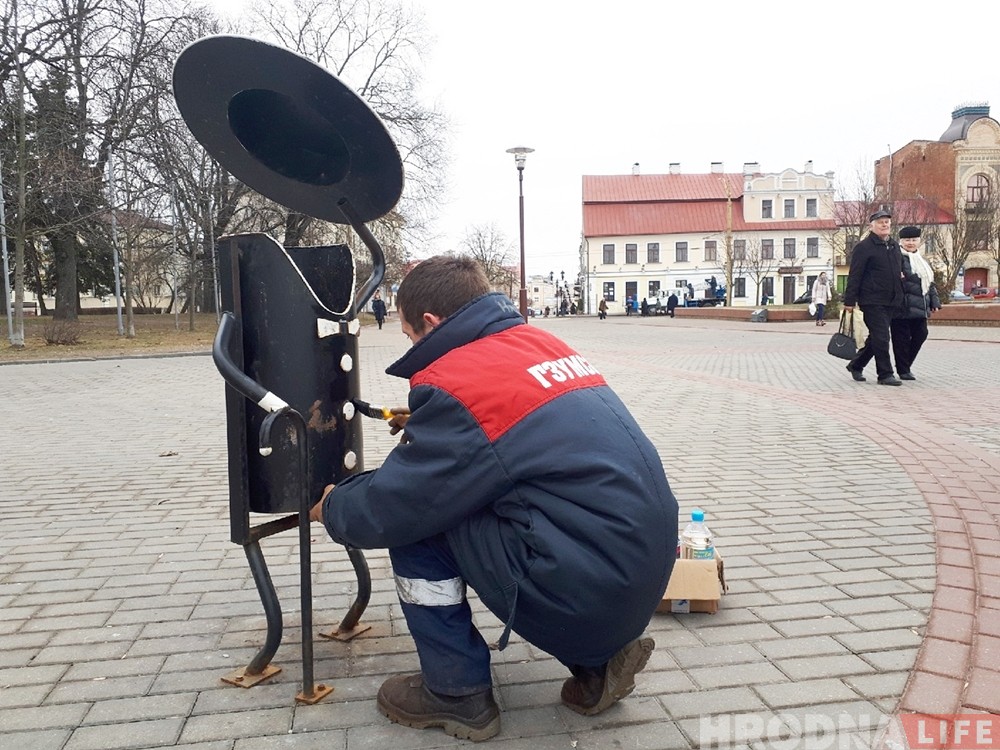 Подкрашивают дам и джентльменов: ржавые мусорные урны в центре Гродно приводят в порядок