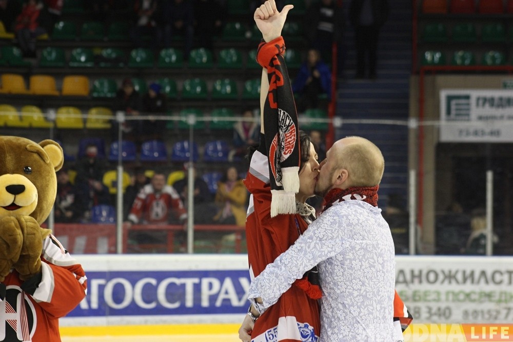 "Прыемна, што клуб не забывае". Хакейны "Нёман" на матчы павіншаваў заўзятараў-маладых