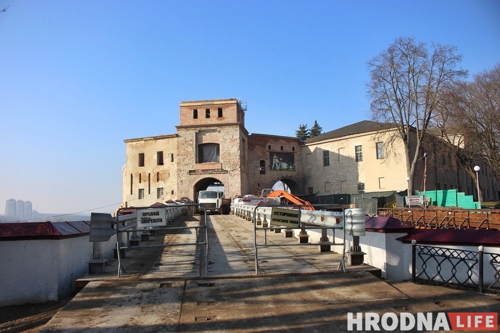 На въездные ворота Старого замка повесили барельеф ангела с крыльями