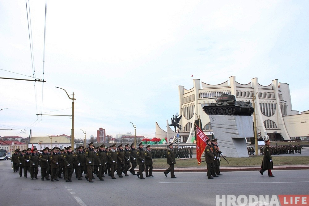 Вайскоўцы Гродзенскага гарнізона ўсклалі вянкі да танка ў цэнтры Гродна Вайскоўцы Гродзенскага гарнізона ўсклалі вянкі да танка ў цэнтры Гродна