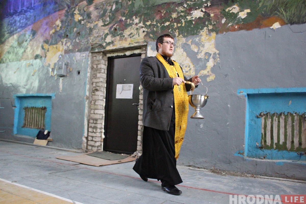 «Усё робім самі». Былая спартзала ваеннага гарадка стала месцам малітваў