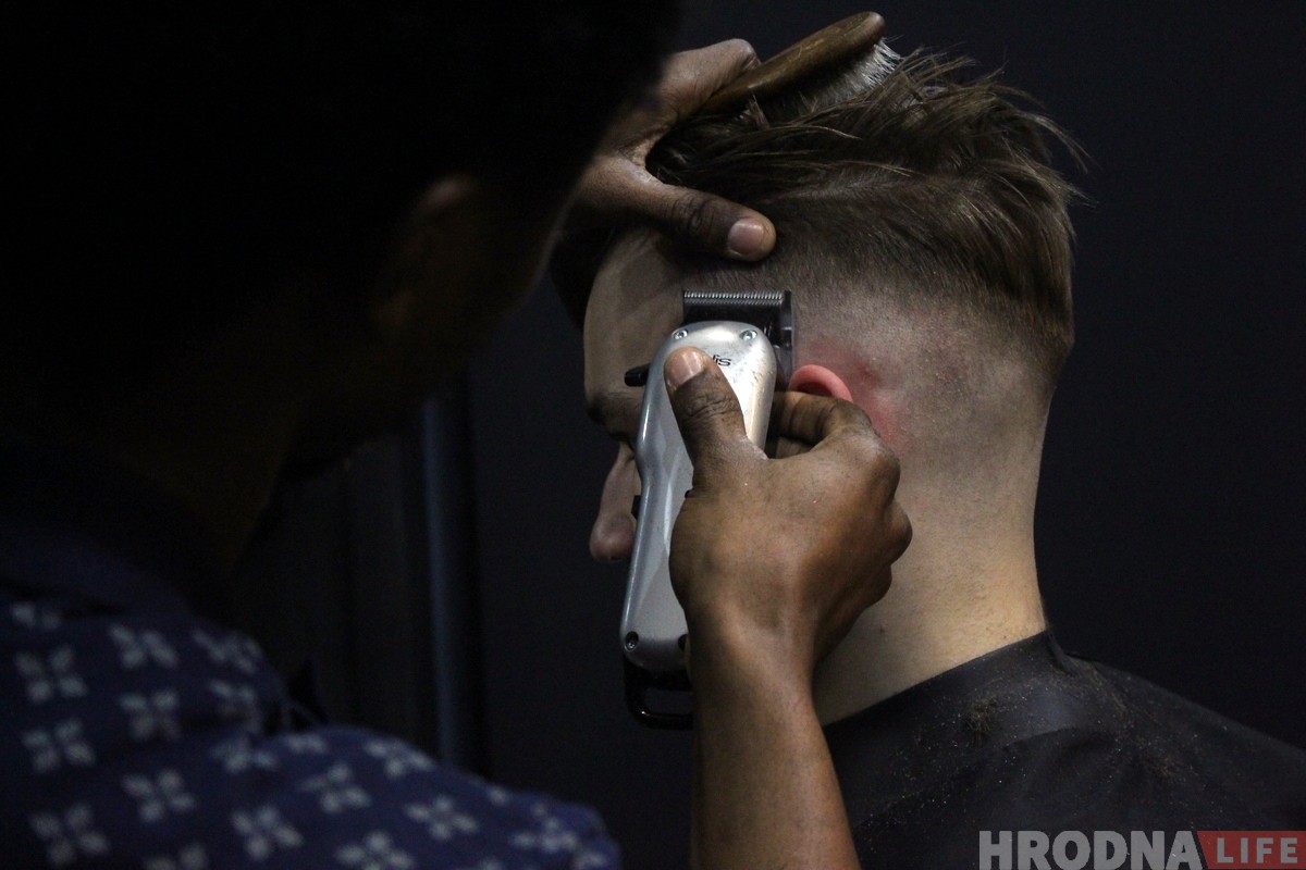 Прыехаў у Гродна, каб стаць барберам. Гісторыя Філіпа з Нігерыі Прыехаў у Гродна, каб стаць барберам. Гісторыя Філіпа з Нігерыі