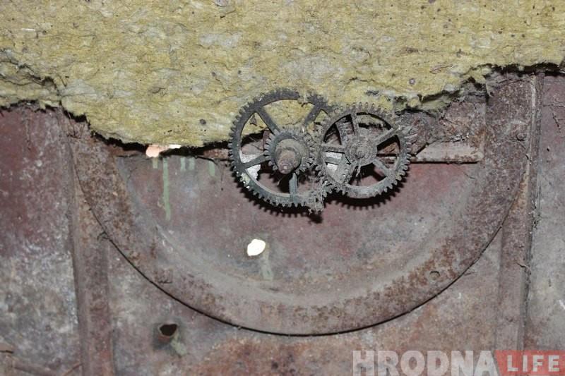 Дзіркі ад куляў у цыферблаце: як рэстаўруюць вежавы гадзіннік лютэранскай кірхі