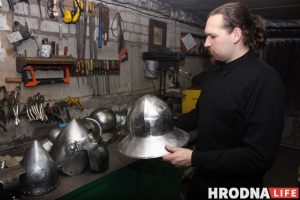 Стол-книга из БССР, тумба из ГДР и “харизматичный кот”. Гродненка реставрирует винтажную мебель и создает арт-объекты, которые “выбирают ее сами”