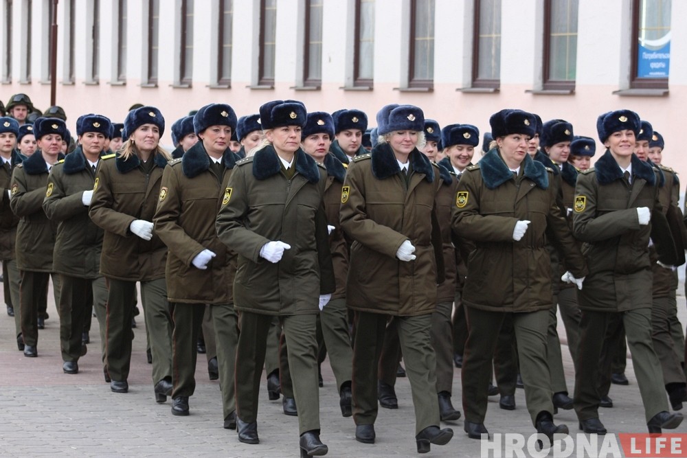 Вайскоўцы Гродзенскага гарнізона ўсклалі вянкі да танка ў цэнтры Гродна Вайскоўцы Гродзенскага гарнізона ўсклалі вянкі да танка ў цэнтры Гродна