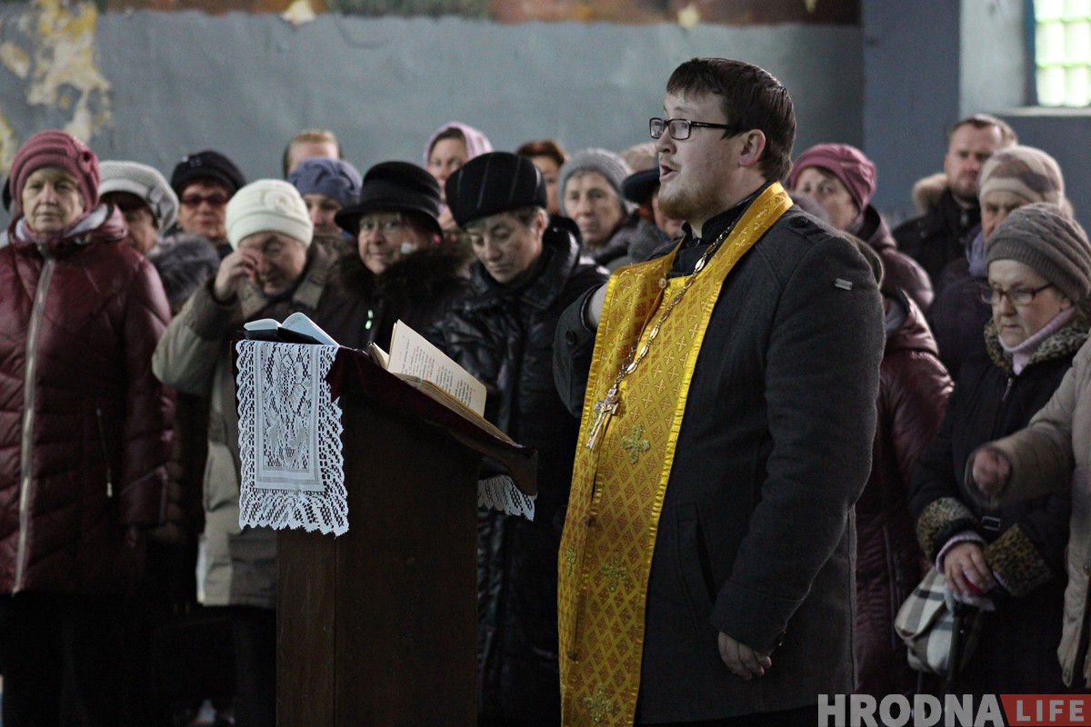 «Усё робім самі». Былая спартзала ваеннага гарадка стала месцам малітваў