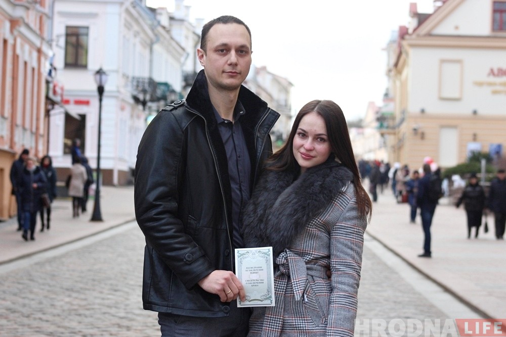 Сначала в ЗАГС, а потом на хоккей: гродненцы рассказывают почему решили пожениться 14 февраля