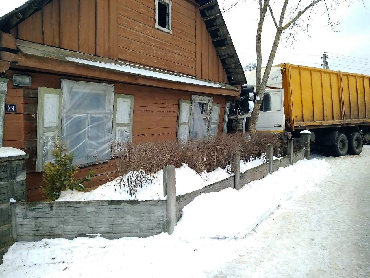 Пад Гродна "МАЗ" вылецеў з праезнай часткі, знёс плот і заехаў у дом