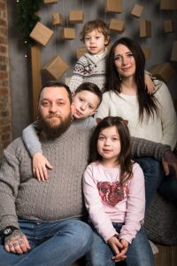 "Глядзяць і школьніцы, і брутальныя мужыкі". Гродзенскі рамеснік праз YouTube папулярызуе свае вырабы "Глядзяць і школьніцы, і брутальныя мужыкі". Гродзенскі рамеснік праз YouTube папулярызуе свае вырабы