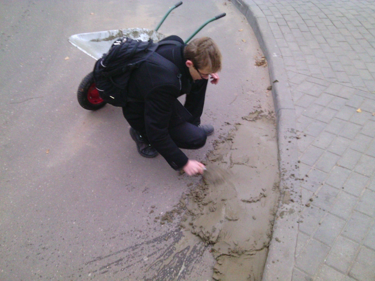 "Мы будуем, а камунальнікі ламаюць". Грэйдар у Гродне прыбраў снег і знёс пандус "Мы будуем, а камунальнікі ламаюць". Грэйдар у Гродне прыбраў снег і знёс пандус