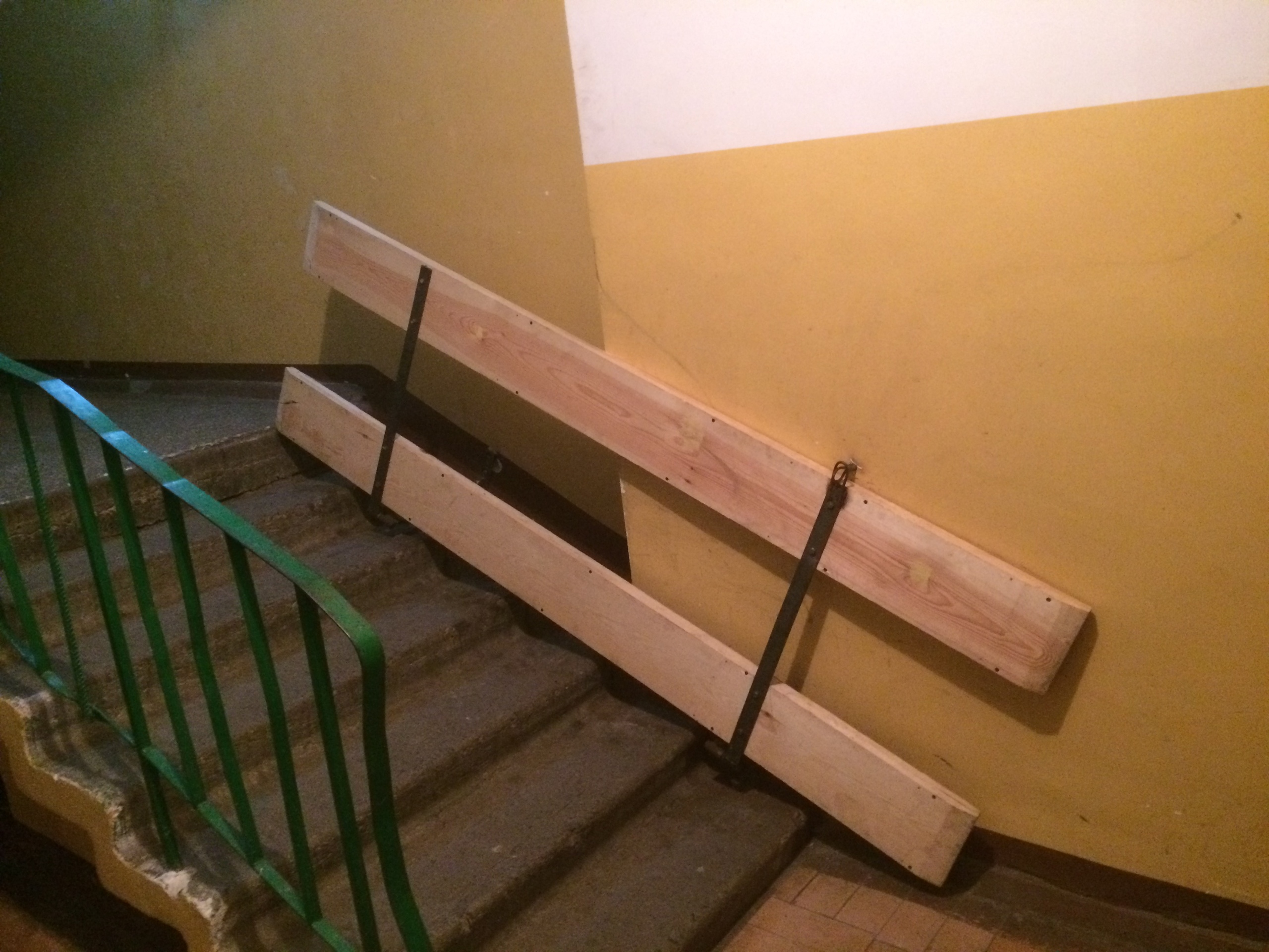 "Мы будуем, а камунальнікі ламаюць". Грэйдар у Гродне прыбраў снег і знёс пандус "Мы будуем, а камунальнікі ламаюць". Грэйдар у Гродне прыбраў снег і знёс пандус