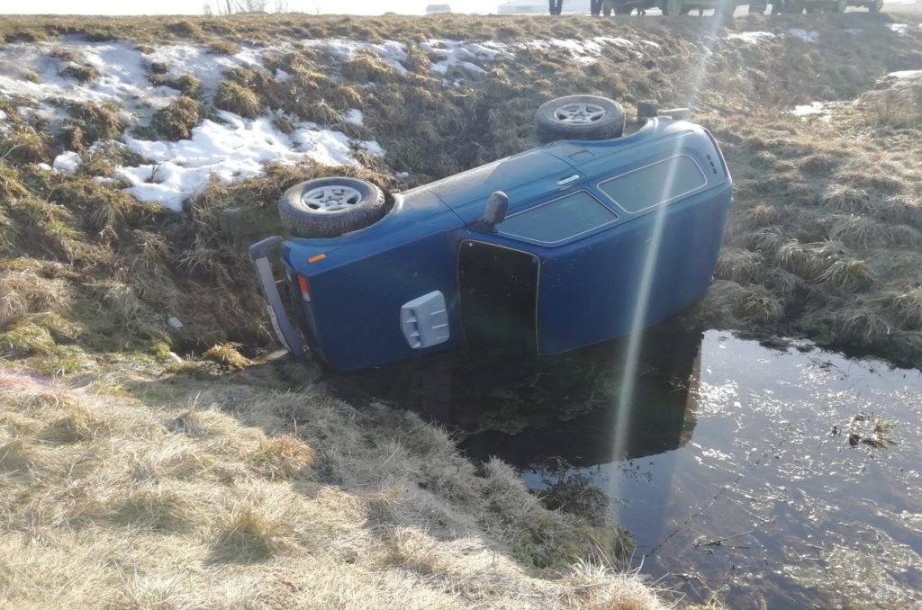 Загадчыцу фермы звольнілі за п'янства. За гэта яна ўгнала службовы аўтамабіль і перакулілася на ім
