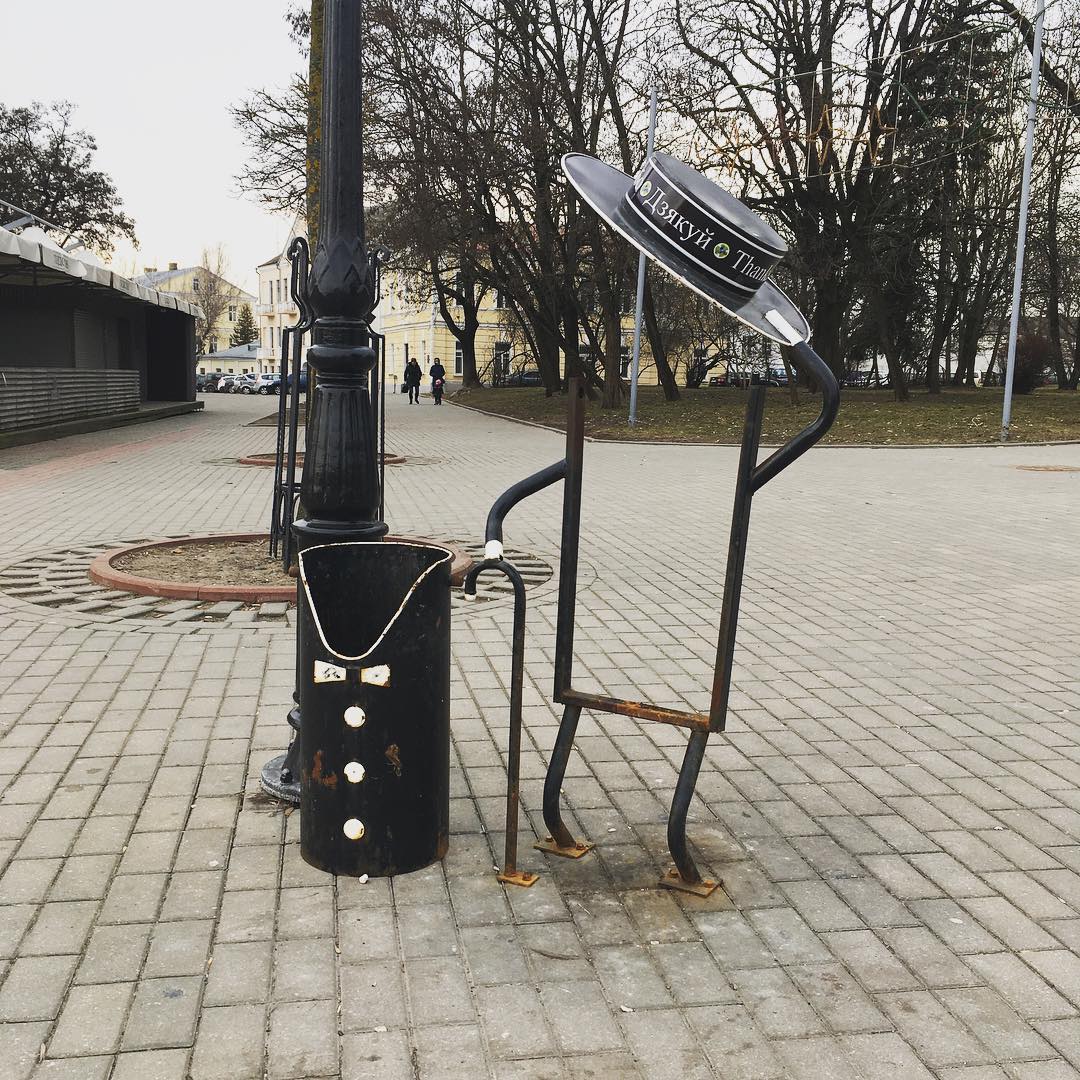 Падфарбоўваюць дам і джэнтльменаў: іржавыя сметніцы ў цэнтры Гродна прыводзяць у парадак Падфарбоўваюць дам і джэнтльменаў: іржавыя сметніцы ў цэнтры Гродна прыводзяць у парадак