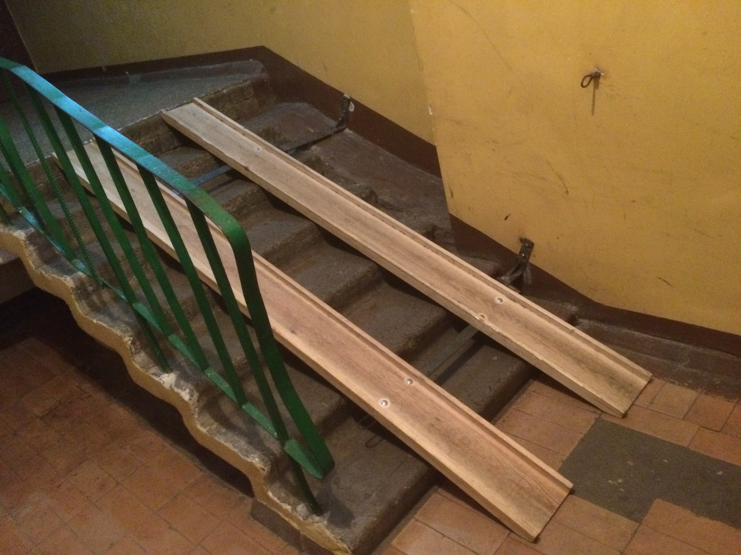 "Мы будуем, а камунальнікі ламаюць". Грэйдар у Гродне прыбраў снег і знёс пандус "Мы будуем, а камунальнікі ламаюць". Грэйдар у Гродне прыбраў снег і знёс пандус