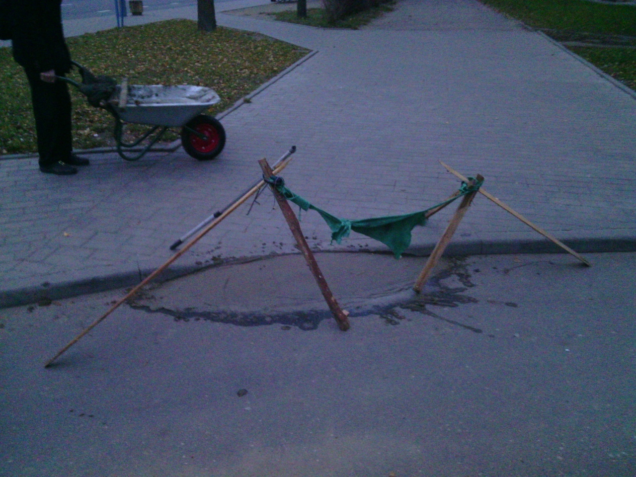 "Мы будуем, а камунальнікі ламаюць". Грэйдар у Гродне прыбраў снег і знёс пандус "Мы будуем, а камунальнікі ламаюць". Грэйдар у Гродне прыбраў снег і знёс пандус