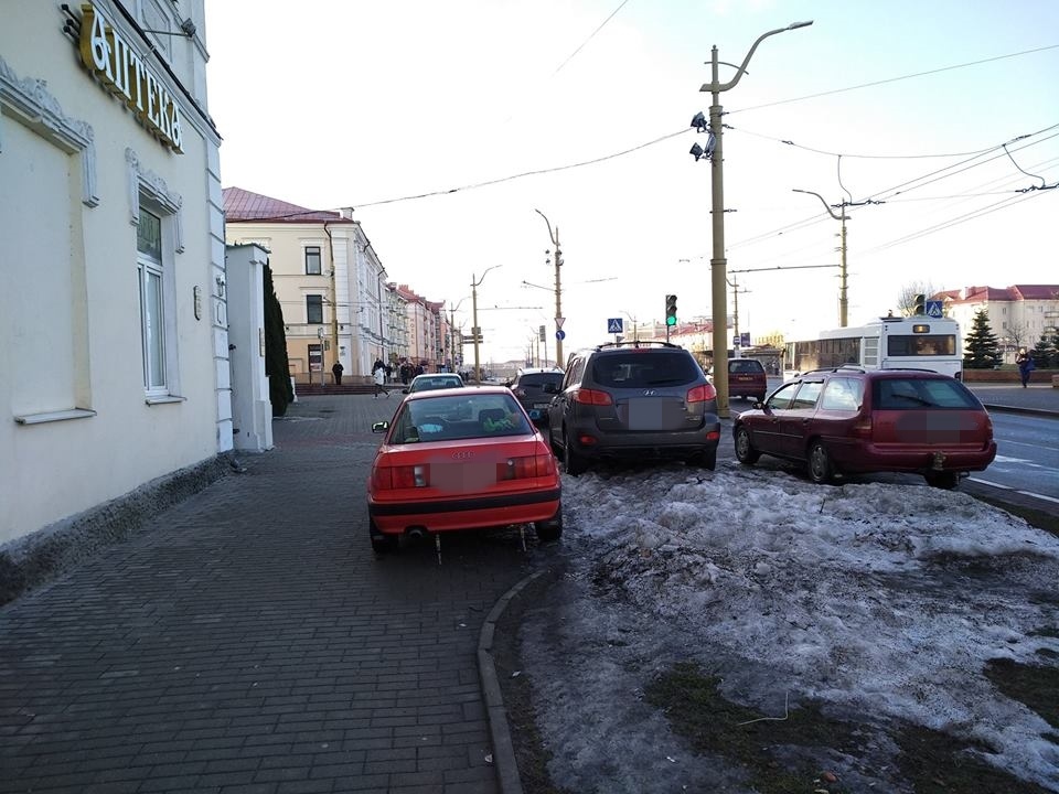 На тратуары каля Фарнага ўсталявалі абмежавальнікі паркоўкі На тратуары каля Фарнага ўсталявалі абмежавальнікі паркоўкі