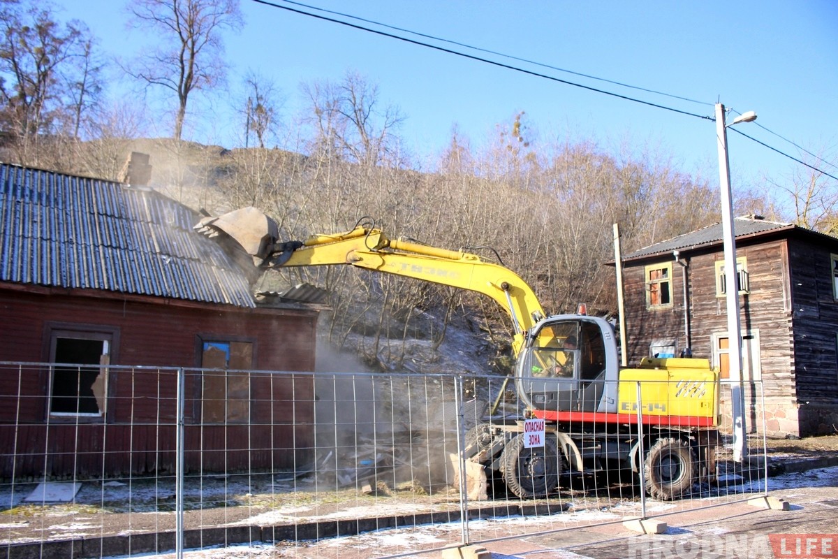 Зачистка на Левонабережной: под снос пошли два деревянных дома