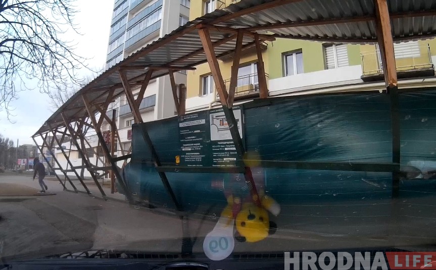 В Гродно на машину упал строительный забор. Владелец обратился в прокуратуру