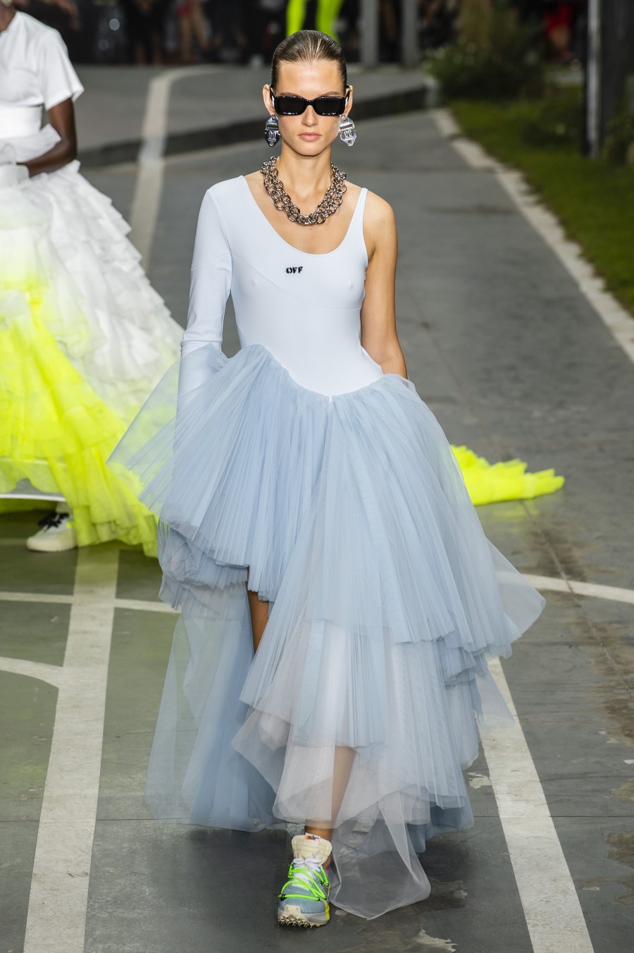 В тренде: мода на подиуме и в смартфоне