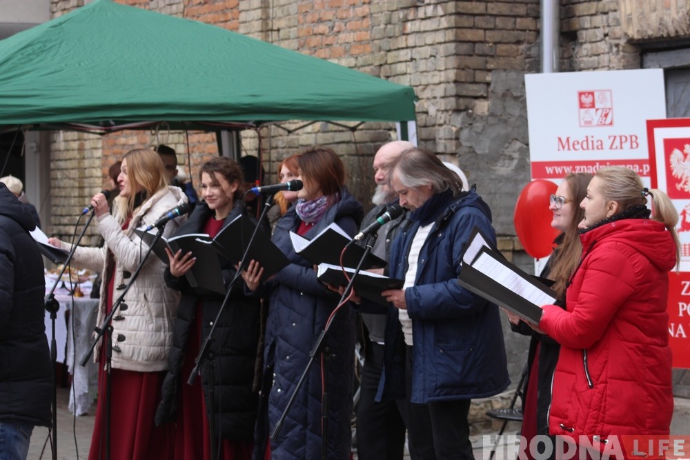 Альтернативные "Казюки" прошли во дворике консульства на Буденного