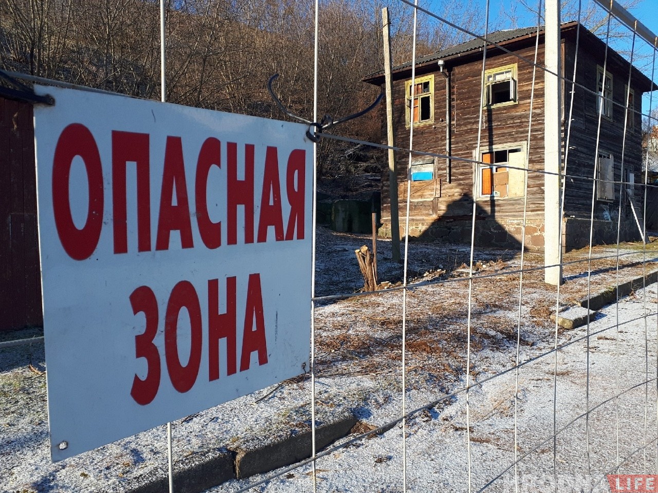 Зачистка на Левонабережной: под снос пошли два деревянных дома