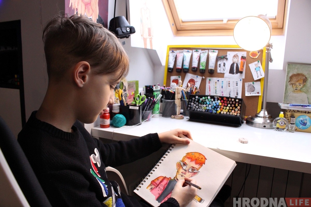 "Хочу быть иллюстратором". 9-летний гродненец удивляет всех своими стильными рисунками