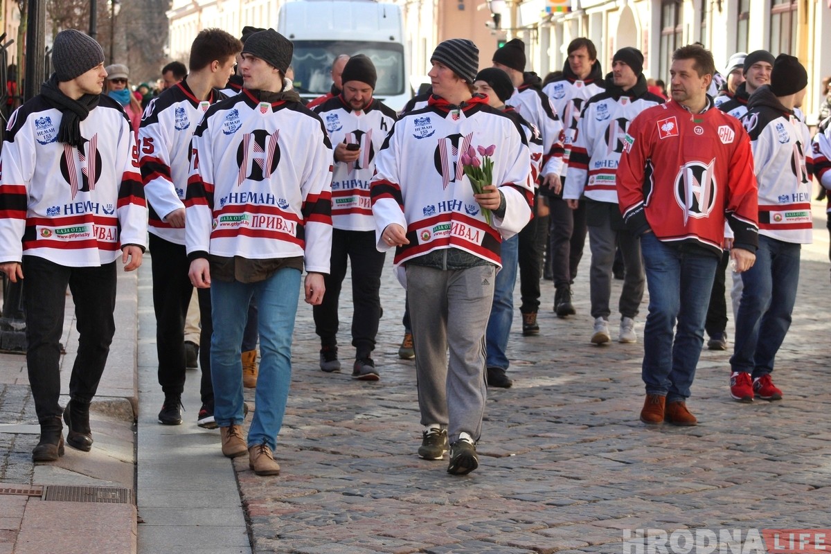 Хакейны "Нёман" выйшаў у цэнтр Гродна і павіншаваў жанчын з 8 сакавіка
