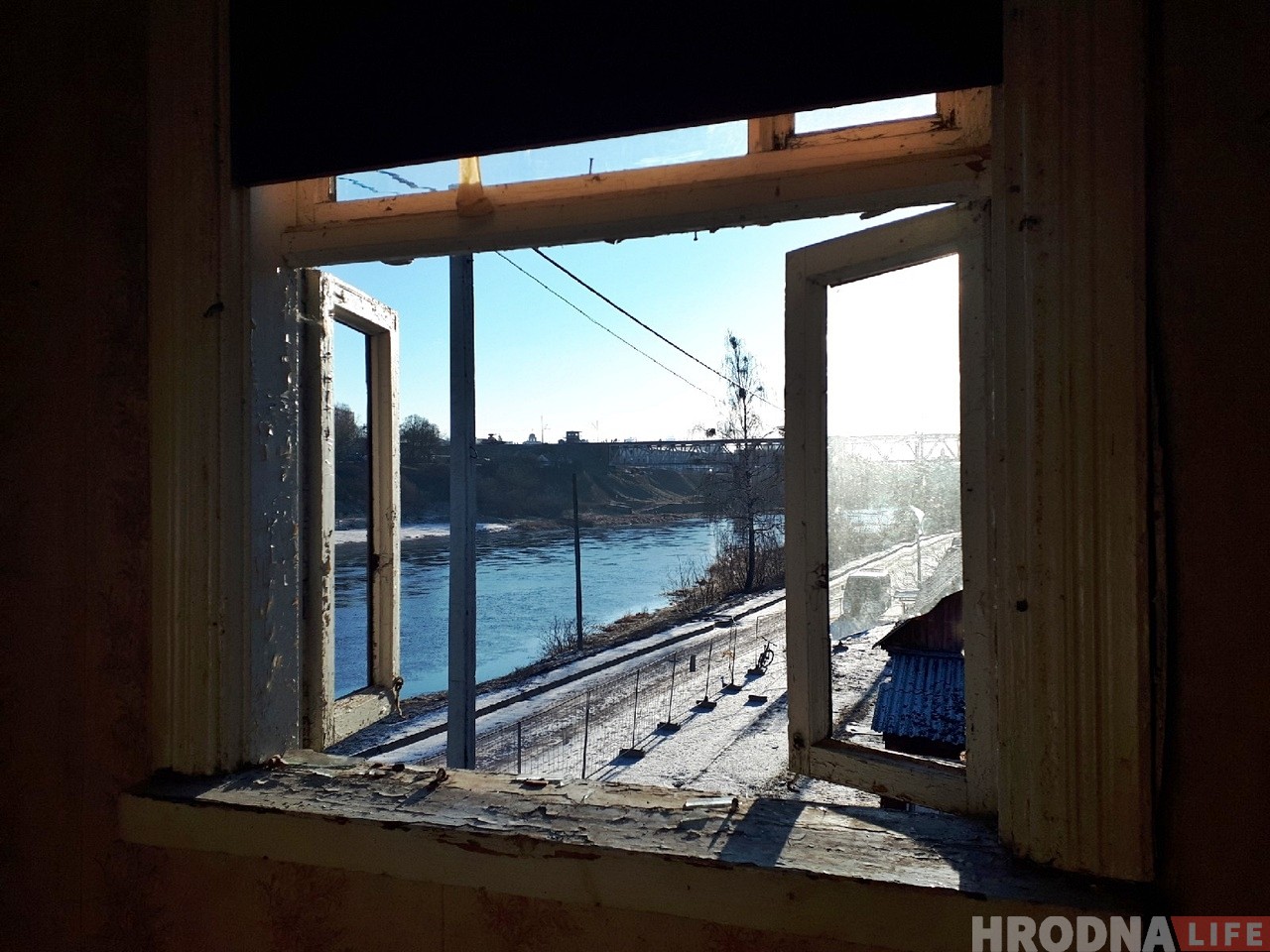 Зачистка на Левонабережной: под снос пошли два деревянных дома