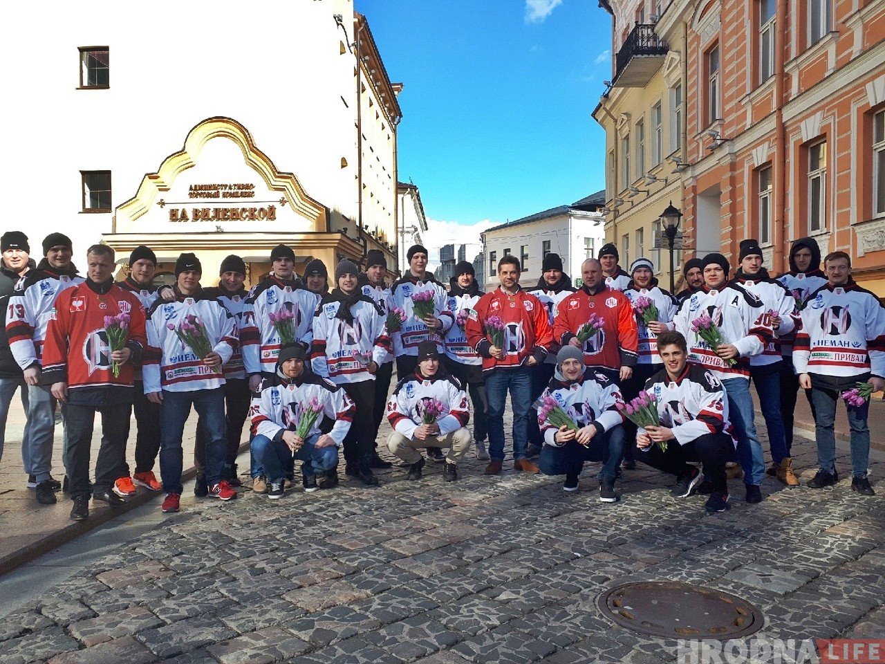 Хакейны "Нёман" выйшаў у цэнтр Гродна і павіншаваў жанчын з 8 сакавіка