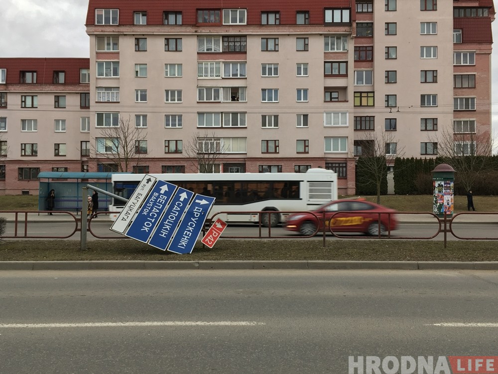 Моцны вецер у Гродне ламае дрэвы і знакі. Пашкоджаныя аўто