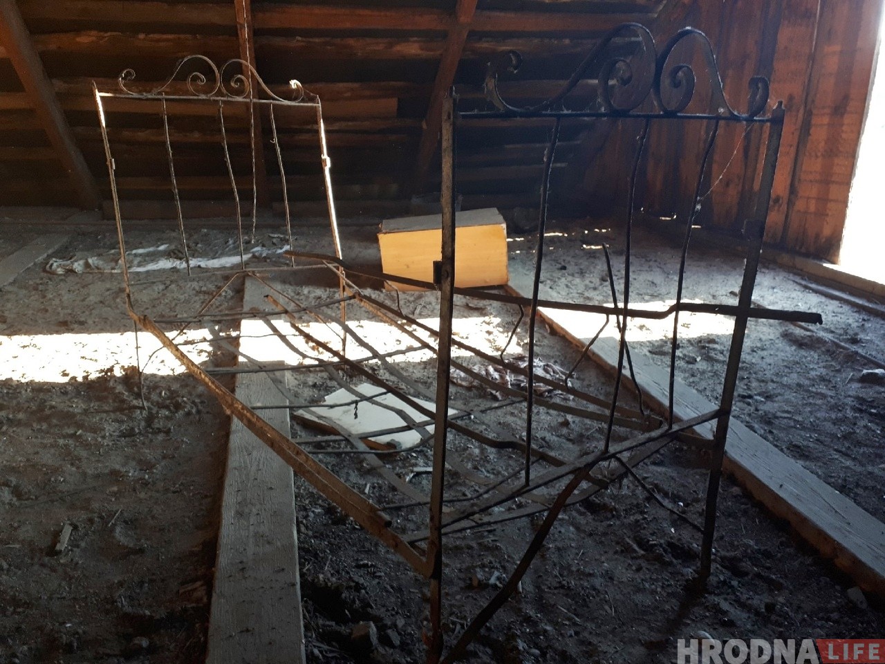 Зачистка на Левонабережной: под снос пошли два деревянных дома