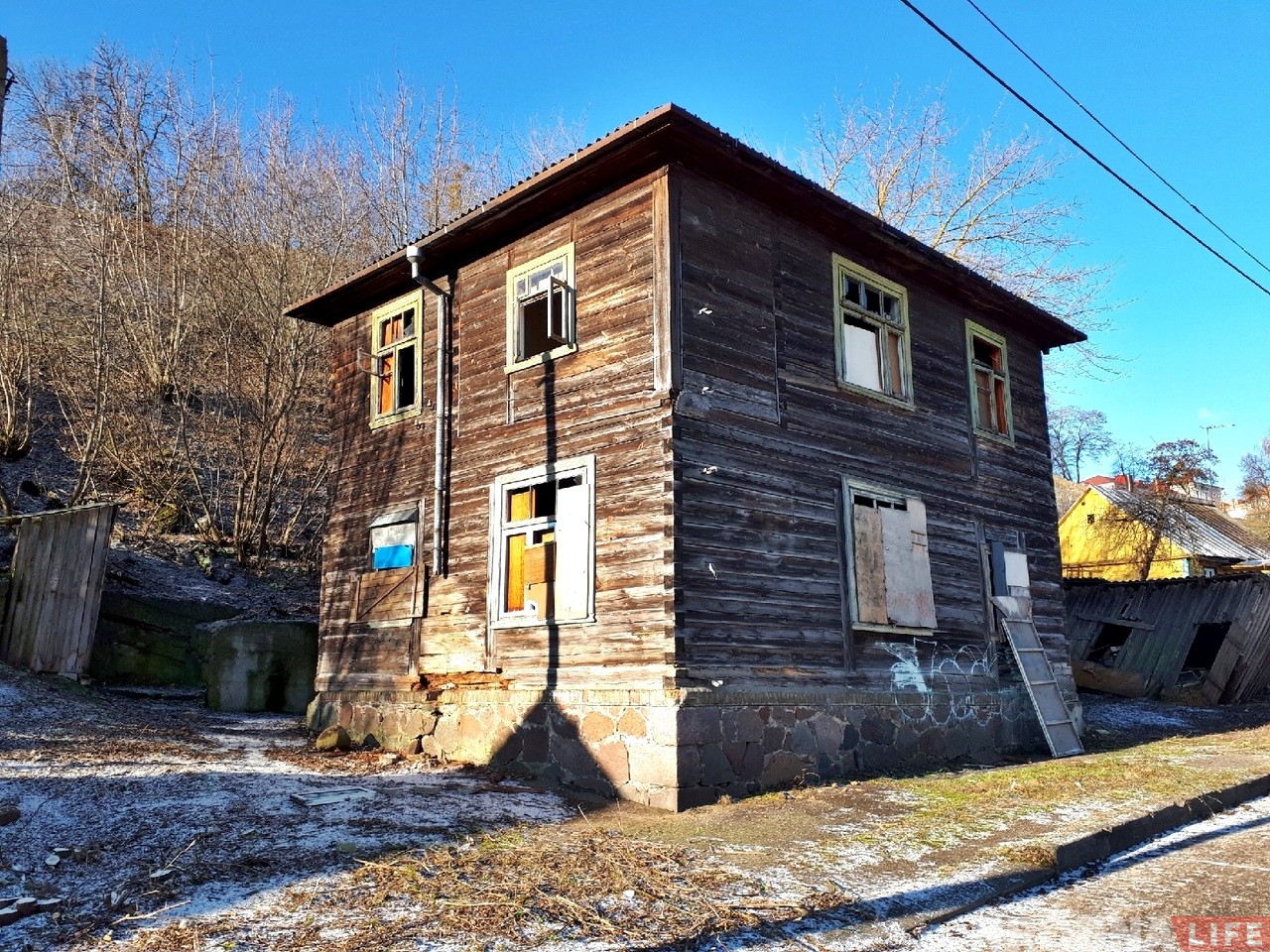 Зачистка на Левонабережной: под снос пошли два деревянных дома